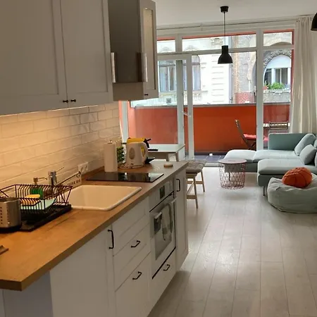 Trendy In The Heart Of The With Balcony Apartament *
